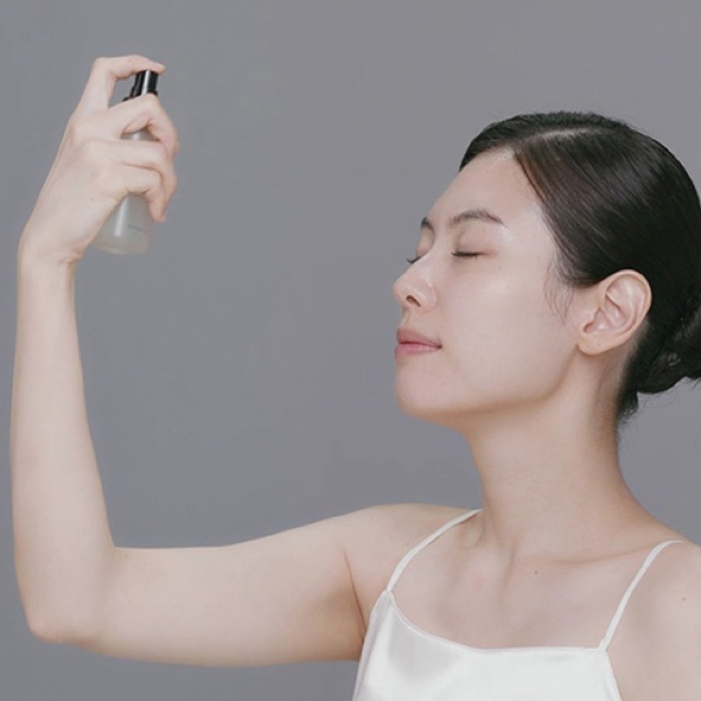 Vieton Oil Mist Provides a protective layer of moisture
• Balances skin lipids